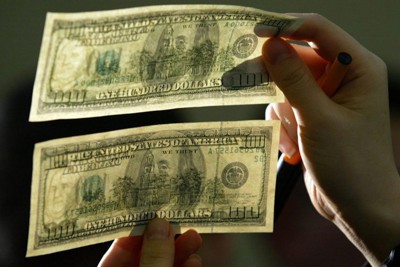 [Video] Cựu mật vụ Mỹ chỉ cách nhận biết đồng 100 USD giả