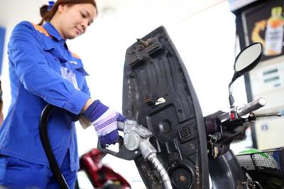 Giá xăng tăng tối đa gần 800 đồng/lít