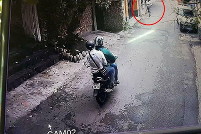 [Video] Cảnh giác với thủ đoạn giả làm lái xe GrabBike để trộm, cướp giật tài sản