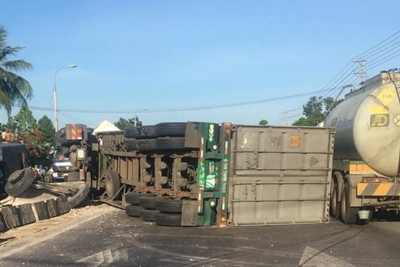 [Video] Container đâm vào dải phân cách rồi lật ngang giữa đường