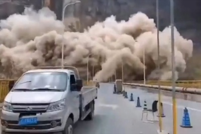 [Video] Ôtô suýt bị chôn vùi sau một vụ lở đất ở Trung Quốc