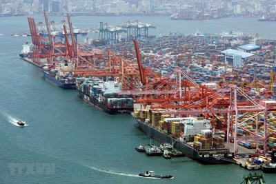 Hàn Quốc hạ dự báo tăng trưởng kinh tế, giữ nguyên lãi suất cơ bản
