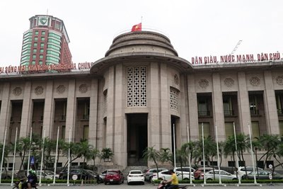 Hoạt động ngân hàng vào cao điểm chặn trên - đào dưới