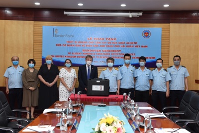 Tổng cục Hải quan tiếp nhận 04 máy quang phổ phát hiện hóa chất