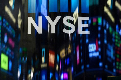 Mỹ quyết tăng thuế với hàng Trung Quốc, Dow Jones sụt hơn 450 điểm