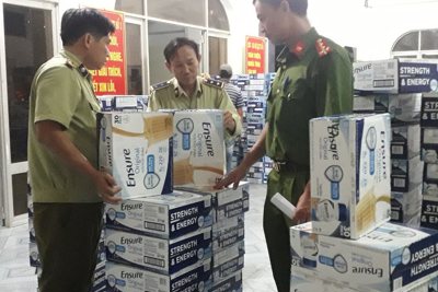 Tạm giữ hơn 300 thùng sữa các loại không rõ nguồn gốc xuất xứ