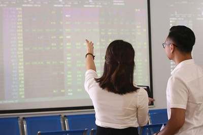 Cuộc chiến môi giới chứng khoán: Khốc liệt nhóm dưới 