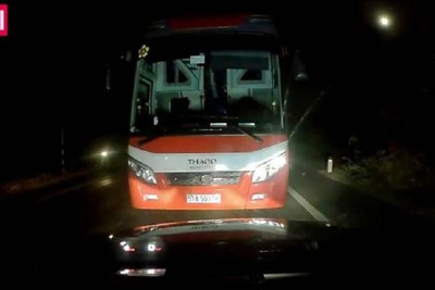 [Video] Xe khách lấn làn vượt ẩu suýt gây tai nạn trong đêm trên quốc lộ 20