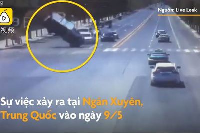 [Video] Cơn lốc hất tung xe tải giữa ngã tư
