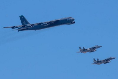 [Infographics] B-52 rơi linh kiện khi bay cổ vũ y bác sĩ Mỹ trong đại dịch Covid-19