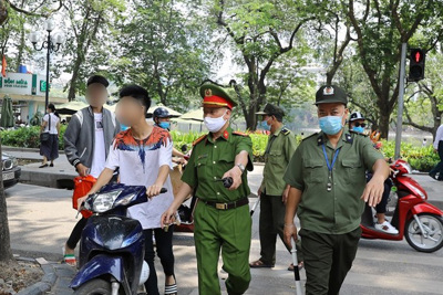 Hà Nội xử phạt hơn 3 tỷ đồng các trường hợp vi phạm quy định không đeo khẩu trang