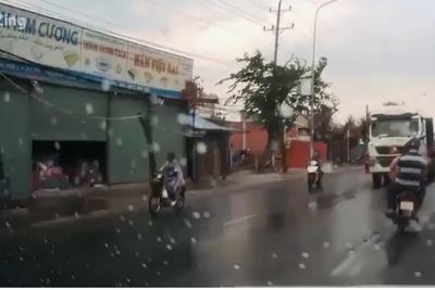 [Video] Xe máy có thể bị phạt gần 1 triệu đồng vì vượt trái suýt đâm container