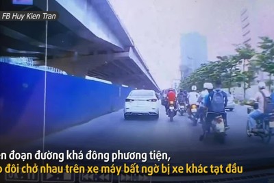 [Video] Dù bị tạt đầu ngã xe, cô gái vẫn cúi đầu xin lỗi ô tô phía sau 