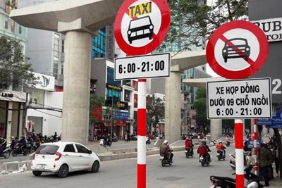 [Video] 11 tuyến phố Hà Nội cấm taxi và xe tải giờ cao điểm
