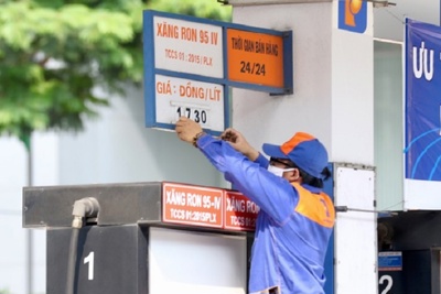 [Infographics] Giá xăng E5 RON 92 tăng 988 đồng mỗi lít