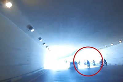 [Video] Ôtô tránh cô gái bị ngã xe trong hầm chui