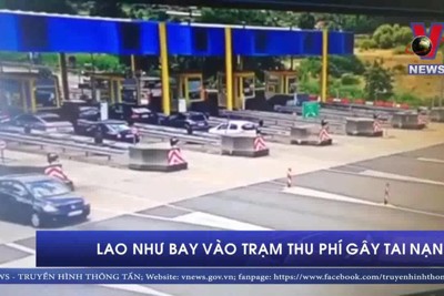 [Video] Xe ô tô lao như bay vào trạm thu phí gây tai nạn