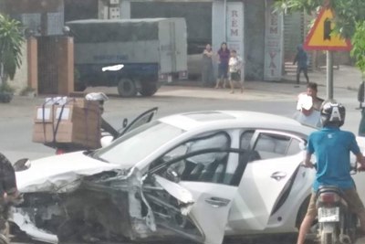 [Video] Tài xế Mazda thoát chết sau va chạm với container
