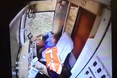 [Video] Nữ tài xế gây tai nạn vì mải dùng điện thoại