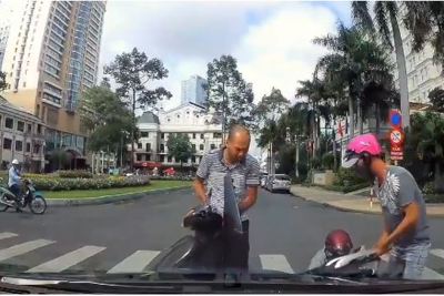 [Video] Lạ: Nhiều "Ninja" không chỉ biết dọa nạt mà còn... vượt đèn đỏ, đâm ôtô