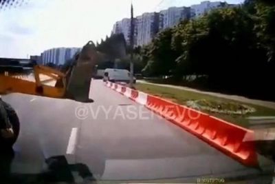 [Video] Máy ủi quay đầu bất cẩn khiến xe con đi sau gặp họa 