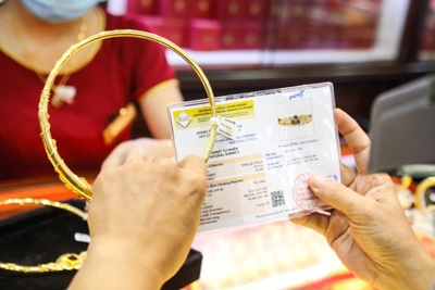 [Infographics] Giá vàng trong nước vượt mốc 62 triệu đồng/lượng