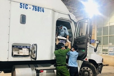 Bắt giữ tài xế xe đầu kéo chở 10.000 bao thuốc lá nhập lậu