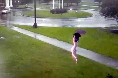 [Video] Giây phút người đàn ông bị sét chớp lòe đánh trúng