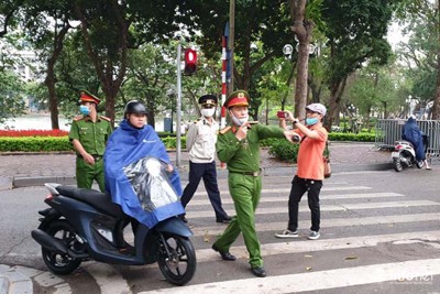 [Video] Hà Nội phạt nhiều người không đeo khẩu trang khi ra đường