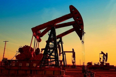 Giá xăng dầu hỗn loạn, trái chiều