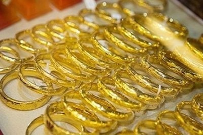 Giá vàng biến động nhẹ nhưng vẫn trên đà tăng mạnh