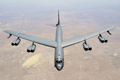 [Video] Không quân Mỹ thay động cơ máy bay ném bom B-52 