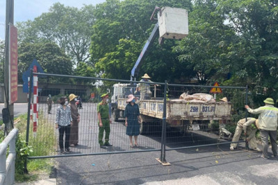  Hà Nội rào chắn cứng 30 điểm cầu trên các trục đường vào "vùng đỏ"