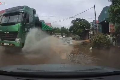 [Video] Xe tải tạt nước nhòe kính lái xe con và nguy cơ xảy ra tai nạn giao thông