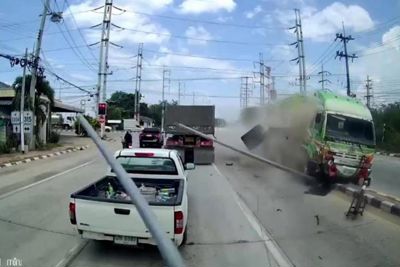 [Video] Cố tình vượt đèn đỏ, xe đầu kéo gây tai nạn kinh hoàng 