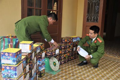 [Video] Bắt giữ 2 đối tượng vận chuyển 20 kg pháo hoa 