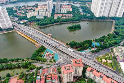 [Video] Người dân thoát ùn tắc sau thông xe cầu vượt hồ Linh Đàm