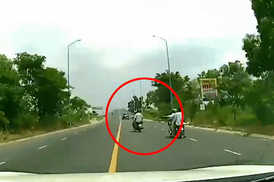 [Video] Xe máy chở 3 cắt đầu ôtô đang chạy vận tốc 80 km/h 
