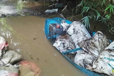 [Video] Hiện trường nơi nhiễm dầu thải nghi ảnh hưởng nguồn nước sạch tại Hà Nội