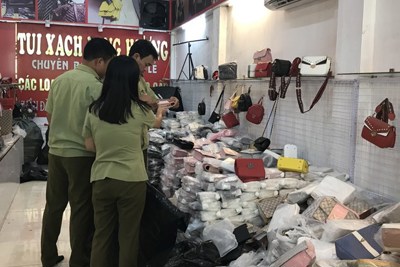 Thu hơn 1.000 túi xách gắn mác hàng hiệu giá chỉ từ 30.000 đồng
