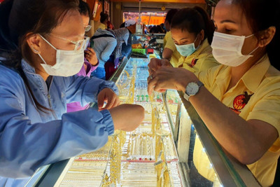 Vàng lao dốc mạnh phiên cuối tuần