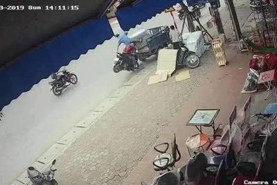 [Video] Mải sử dụng điện thoại, nam thanh niên đâm thẳng vào xe ba gác 