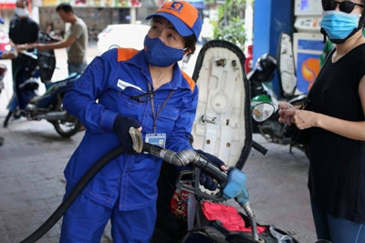  Giá xăng dầu tiếp tục giảm
