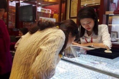 Lao dốc không phanh, vàng SJC mất mốc 61 triệu