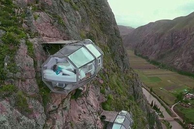 [Video] Khách sạn treo mình giữa vách đá 500m bằng 12 sợi cáp 