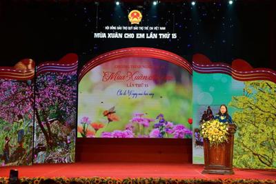 Vietcombank tài trợ 2 tỷ đồng trong Chương trình "Mùa xuân cho em"