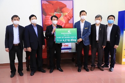 Vietcombank hỗ trợ tỉnh Hải Dương máy xét nghiệm Covid-19