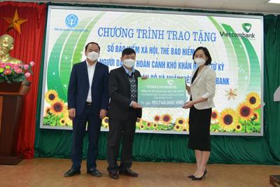 Vietcombank Hải Dương trao tặng sổ BHXH và thẻ BHYT 