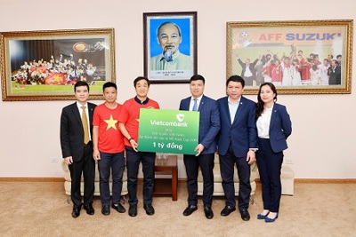Vietcombank trao số tiền 1 tỷ đồng thưởng Đội tuyển bóng đá Việt Nam