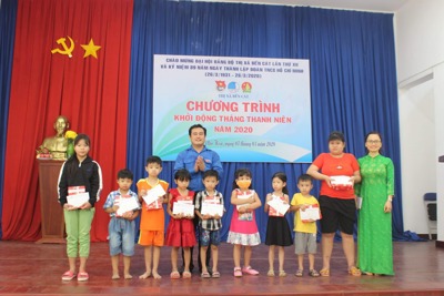 Vietcombank Bắc Bình Dương trao học bổng cho học sinh có hoàn cảnh khó khăn